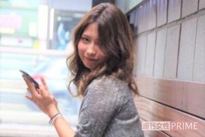 いい女っぽいポーズをとる長尾容疑者（SNSより）