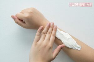 粘度が高くもったりとしていて、広がりにくい。お湯で流した後、若干のヒリつきを感じ、使用感は全体を通してイマイチ……　撮影／山田智絵