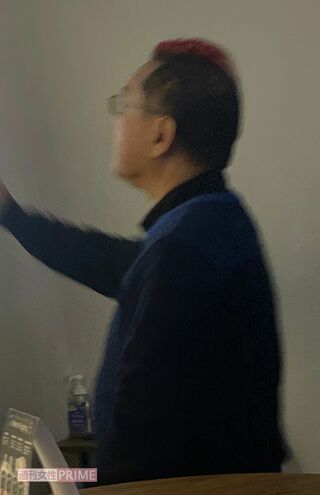 行きつけバーでリラックスした様子の催眠術師・十文字幻斎氏