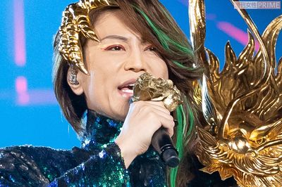氷川きよし、テーマは“七色”! 20周年コンサートで観客に「いいんですか?」