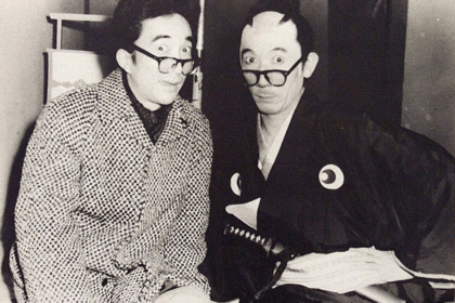 コメディー時代劇『頓馬天狗』の主人公を演じた。尊敬する故・三木のり平さんと。