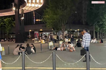 池袋西口公園。大学生風の男性が寝っ転がっているが、酒に酔っているだけに見えた