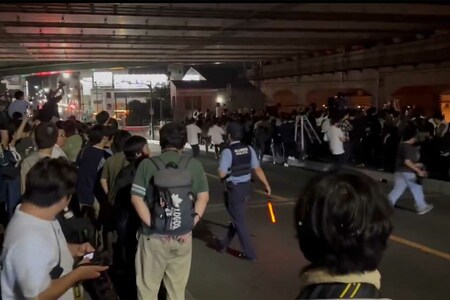 警察官の前でも堂々と車道を横断する鉄道ファン(Xより)
