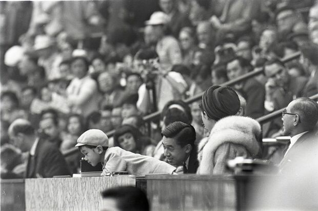 '64年の東京オリンピックを国立競技場でご観戦される天皇皇后両陛下と徳仁さま（当時）
