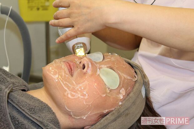 専用のジェルを塗り、強い光から目をガードするためのアイカバーをのせて行う。初めは強い光に驚くが、痛みはほぼ感じない