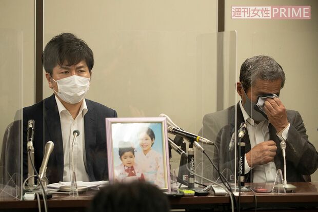 初公判の後、記者会見をした松永拓也さん（左）と上原義教さん