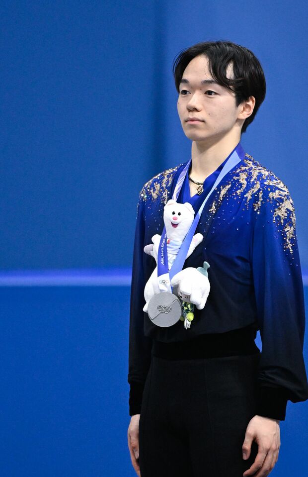 「ティナ」をメダルで胸元に固定する鍵山優真選手（撮影／JMPA）