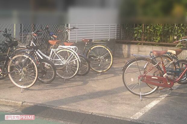 事件後も、学習塾は通常営業。駐輪場には生徒たちの自転車が十数台停まっている
