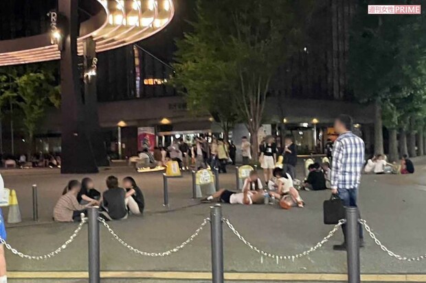 池袋西口公園。大学生風の男性が寝っ転がっているが、酒に酔っているだけに見えた