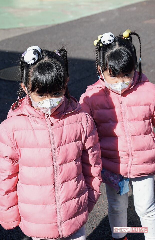 全身ピンクのおそろいコーディネートに加えて髪型も同じ。髪飾りのパンダがポイントに