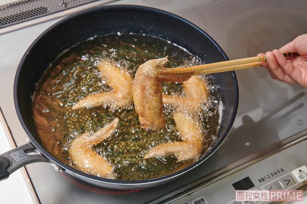 なるべく動かさず、キツネ色になるまで片面３分ずつ揚げる　撮影／山田智絵