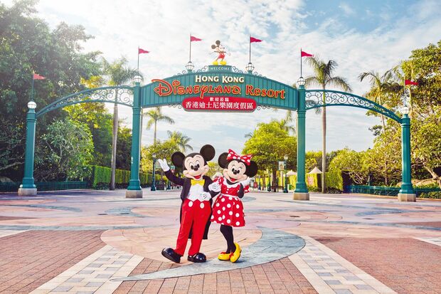 しゅろの木や、入ってすぐに目に入るサーフィンミッキーがトロピカルなムード