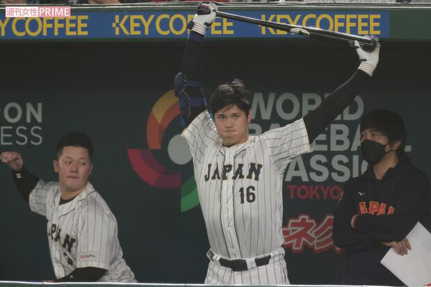 WBCで戦況を見つめる大谷翔平。ウォーミングアップにも余念がない