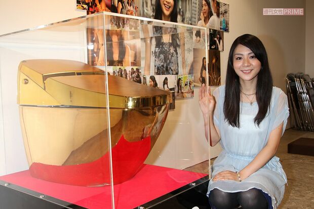 自身初のギャラリー展で推定700万円の「黄金トイレ」と記念撮影した植村花菜（2010年9月）