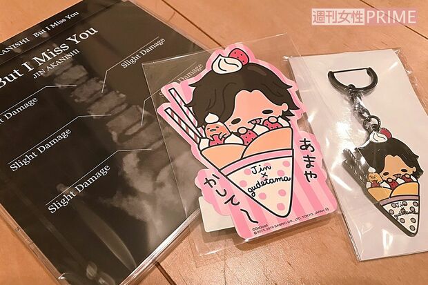 特典で配られたマキシシングルとご当地ステッカー、キーホルダー／著者撮影