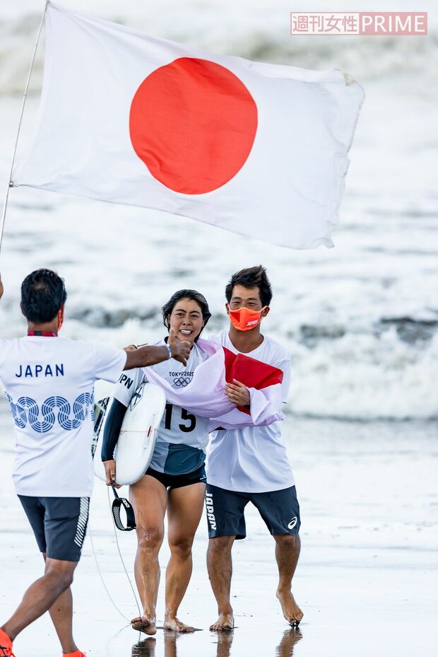 銅メダルを決めた都築選手に駆け寄る大原選手