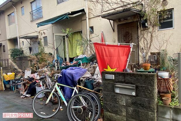 自宅玄関先は植木鉢や国旗で埋め尽くされ