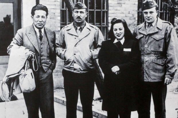 昭和21年、上海から引き揚げてきた山口（右から2人目）。前年8月終戦、上海で軟禁状態になり漢奸の疑いをかけられたが日本人であることが証明され、死刑を免れた