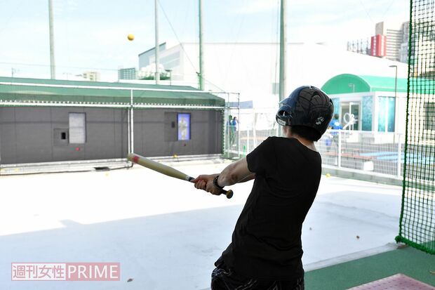 打席までの距離が近いソフトボールは、体感スピードも野球の約1・5倍。上野投手の剛速球に挑戦　撮影／渡邉智裕