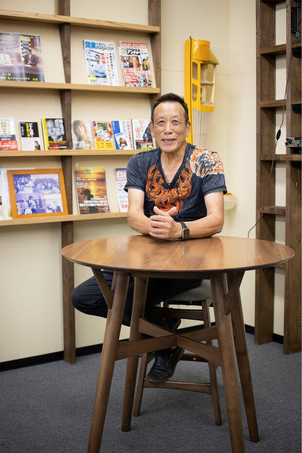 社内にあるYouTube撮影スタジオ。「現役でいるため筋トレは欠かさない」と笑う　撮影／齋藤周造