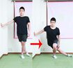 脚やせ【1】壁に片手をつき、片方の脚を後ろでクロスする。重心は軸足のつま先に。【2】クロスした脚をスライドさせながらスクワット。内ももとお尻が鍛えられ、脚やせ効果に。