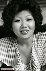 ちょっぴり色気のある衣装でインタビューに答える若き日の泉ピン子