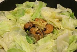 サバ味噌缶詰とキャベツの炒め