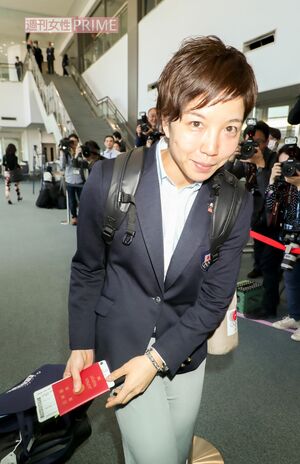 日本を出発する小平奈緒　撮影／佐藤靖彦