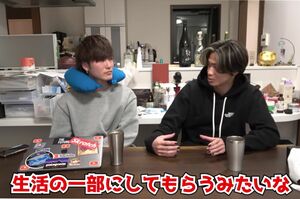 なぜコムドットは長尺動画をアップするのかについて、えびすじゃっぷ・フジ（左）と対談するやまと（『EvisJap/えびすじゃっぷ』チャンネルより）