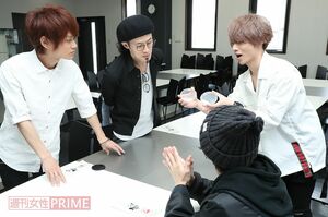 磨かれた酒米のサンプルを見せてもらうメンバーたち