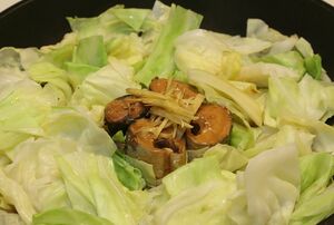 サバ味噌缶詰とキャベツの炒め