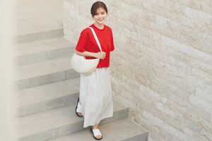 「おばさんに見える」と指摘された白石麻衣のユニクロ着こなし（公式ホームページより）