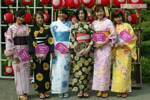 2004年8月、『ホリプロ夏祭り』に参加したあびる優、石原さとみ、香椎由宇ら