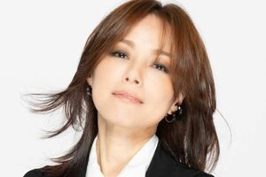 相川七瀬(あいかわ・ななせ)1975年生まれ、大阪府出身。'90年、ソニーミュージック主催のオーディションに出場し、シンガー・ソングライターの織田哲郎と出会い、'95年11月、シングル『夢見る少女じゃいられない』でデビュー。以降、ヒット曲を連発し、'96年、アルバム『Red』が売り上げ270万枚を超える。'26年11月2日には、デビュー30周年のファイナルを飾る日本武道館公演を開催。現在は音楽活動と並行して、國學院大學大学院で「祭り」の研究も行っている。