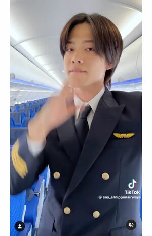 ANAの制服を着た『コムドット』やまと・ゆうまが出演するPR動画（ANA公式SNSより）