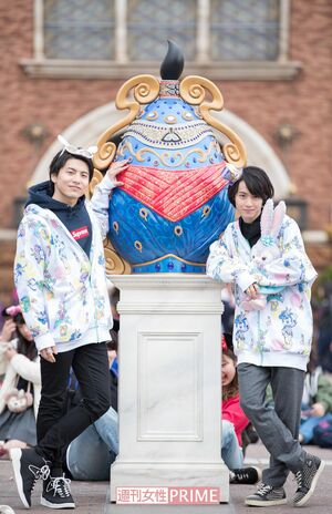 右・小越くん：パーカー5300円、パッチン800円、ぬいぐるみ3900円。左・宮崎くん：パーカー5300円、ファッション用グラス2300円（東京ディズニーシー）　撮影／廣瀬靖士