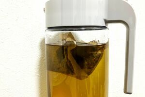 ミネラル豊富な麦茶がおすすめ。ただし、塩分が不足することもあるので1L飲むごとに塩分2g相当の梅干し1個を一緒にとったり、塩あめをなめる　※写真はイメージです