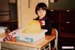 小学校入学式当日、教室で記念撮影。同級生には“よっちゃん”と呼ばれていた