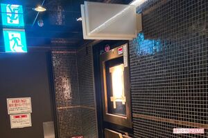 上野瑛一容疑者が経営するガールズバー。店の看板は以前からなかった