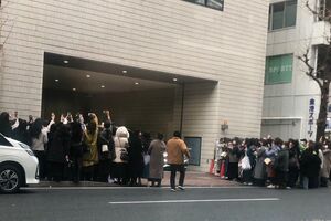 ヨコハマ映画祭の表彰式の出待ちをするファン、通行人が通れるスペースはない（Xより）