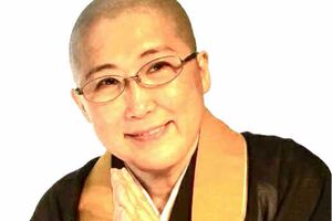 悟東あすかさん…高野山真言宗尼僧、漫画家。1984年、高野山別格本山西禅院より得度。2006年、高野山大学加行道場大菩提院にて加行成満。同年伝法灌頂授了。2007~2009年、高野山大学にて中院流一流伝授受了。著書は『心のフタの開き方』(徳間書店)など多数。