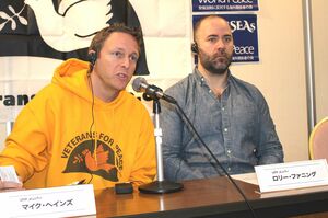 アフガニスタン駐留経験をもつ元米兵ロリー・ファニングさん（右）とともに会見するマイクさん