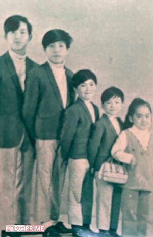 フィンガー5になる前のショット。サングラス姿でない晃は右から2番目