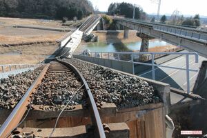 福島県双葉町を南北に走る常盤線の線路がグニャリと曲がり、記者が進む国道に崩れ落ちていた（2011年3月12日）