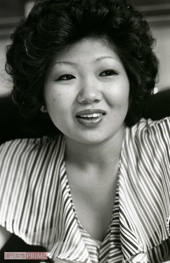 ちょっぴり色気のある衣装でインタビューに答える若き日の泉ピン子  