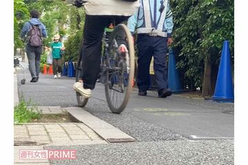 事件現場となった歩道は幅が狭く、すれ違うときの余裕があまりない