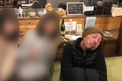 武内俊晴容疑者はオーナーとして若い女性客と一緒にお酒を飲むこともあった（本人SNSより）