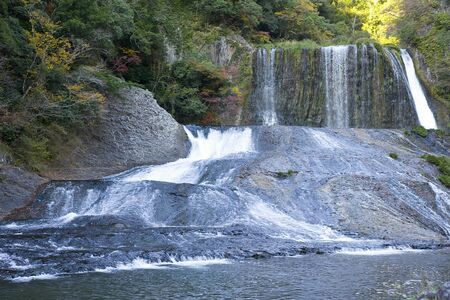 那須烏山市にある、高さ20メートル、幅65メートルという龍門の滝。暑い夏にはぴったりな涼を楽しめるスポット
