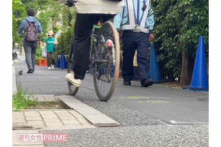事件現場となった歩道は幅が狭く、すれ違うときの余裕があまりない