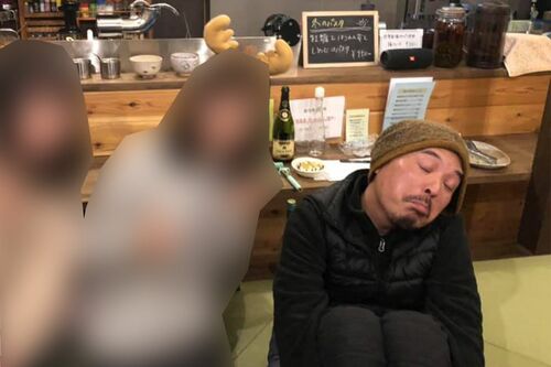 武内俊晴容被告はオーナーとして若い女性客と一緒にお酒を飲むこともあった（本人SNSより）